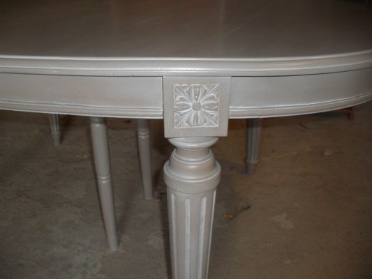 table relookée taupe cérusé blanc